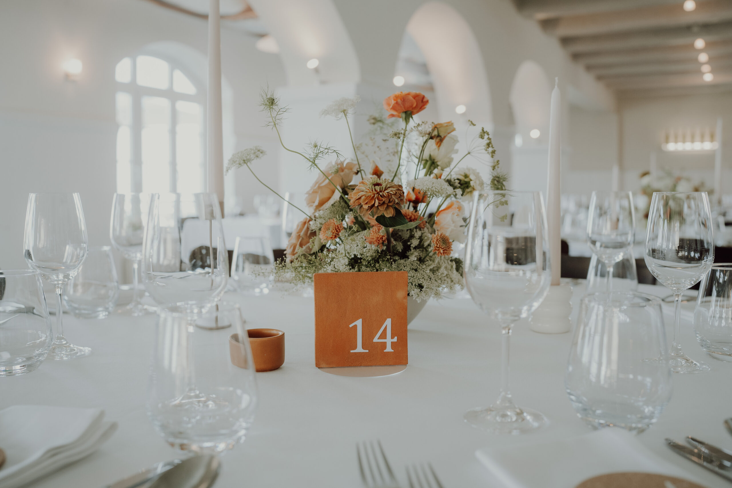 Gedeckter Tisch mit Blumen