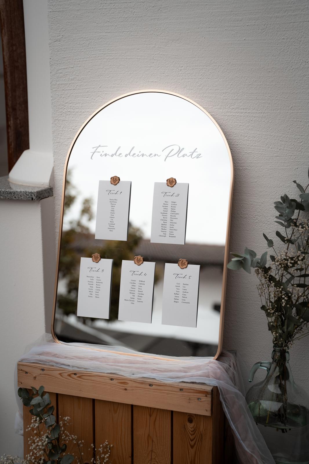 Ein Spiegel mit Hochzeitspapeterie