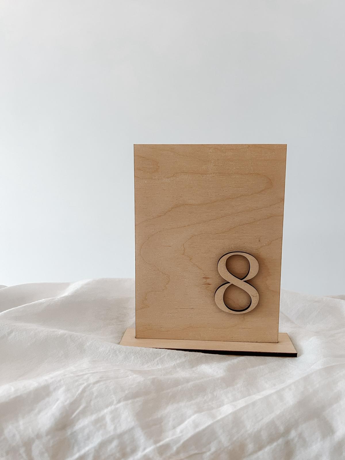 Ein Tischschild aus Holz